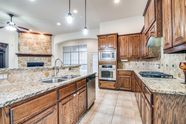 7611 Forest Ridge Trl, Sachse, TX 75048 - kitchen with appliances with stainless steel finishes, a sink, ceiling fan, backsplash, and recessed lighting