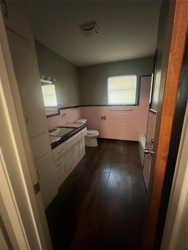 101 Oakland Dr, Lacy Lakeview, TX 76705 - bathroom featuring toilet, wood-type flooring, a bath, and vanity