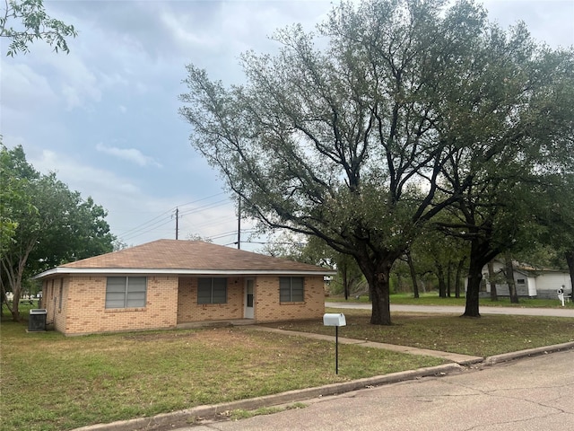 101 Oakland Dr, Lacy Lakeview, TX 76705 - view of front facade with brick siding and a front yard