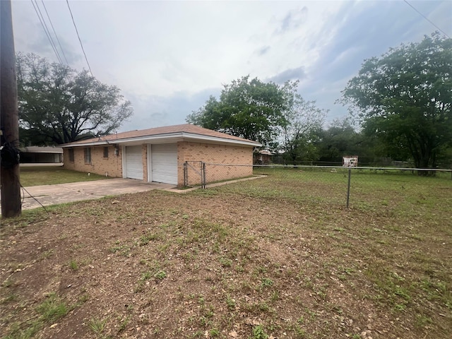 101 Oakland Dr, Lacy Lakeview, TX 76705 - view of yard with concrete driveway and an attached garage