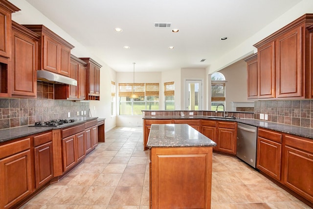 549 Verbena Ln, Frisco, TX 75036 - kitchen featuring stainless steel appliances, a sink, backsplash, recessed lighting, and under cabinet range hood