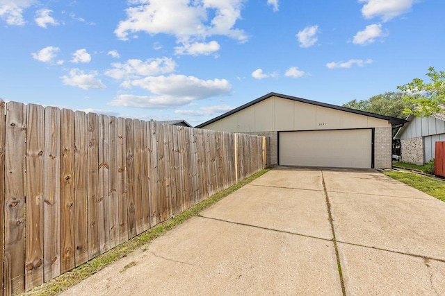 2031 Kings Rd, Carrollton, TX 75007 - view of garage