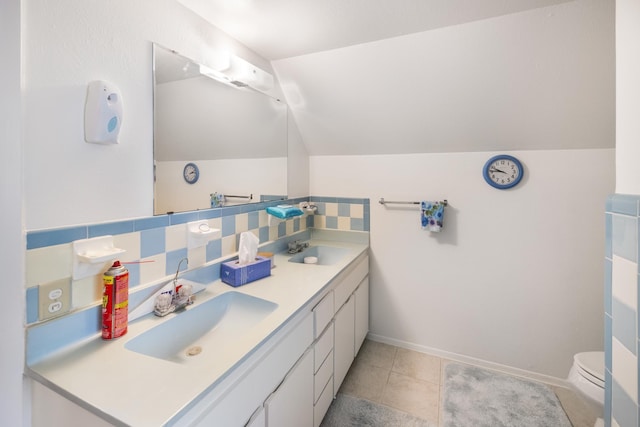 1728 Foster Dr, Arlington, TX 76012 - full bath featuring tasteful backsplash, double vanity, toilet, baseboards, and tile patterned floors