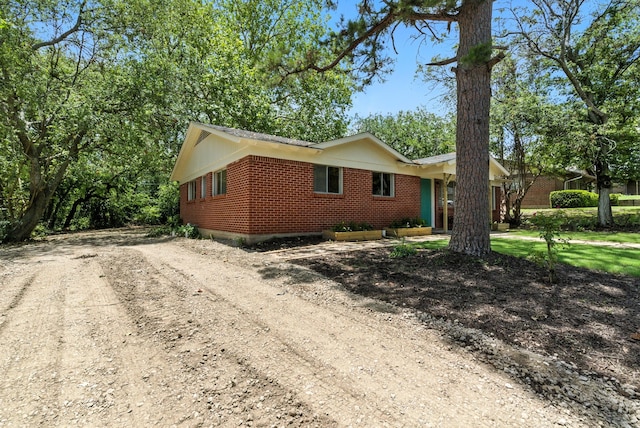 1423 W Ball St, Weatherford, TX 76086 - view of front facade with brick siding and dirt driveway