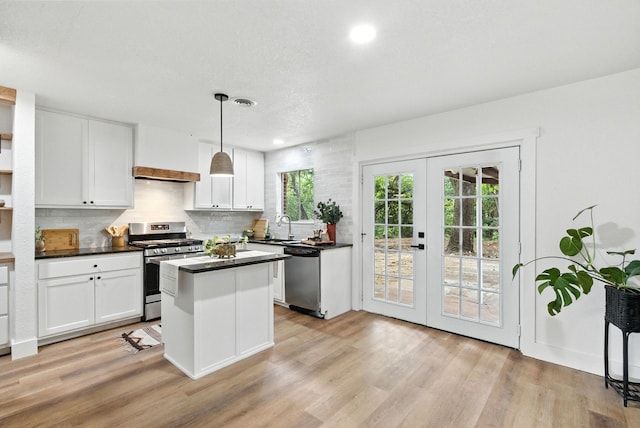 1423 W Ball St, Weatherford, TX 76086 - kitchen featuring stainless steel appliances, dark countertops, plenty of natural light, light wood-type flooring, and recessed lighting