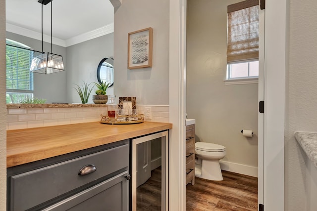 940 Crown Ct, Highland Village, TX 75077 - bathroom with vanity, crown molding, wood finished floors, toilet, and wine cooler