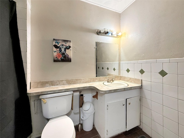 2725 Rustown Dr, Mesquite, TX 75150 - bathroom featuring tile walls, toilet, and vanity