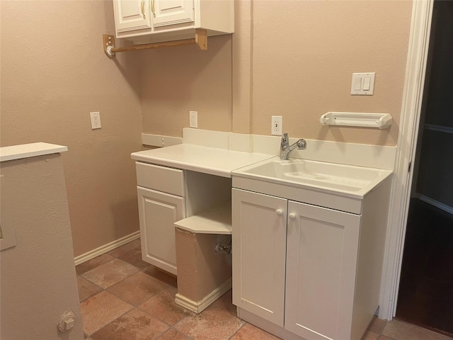 6506 Parkside Dr, Arlington, TX 76001 - laundry room featuring a sink and baseboards