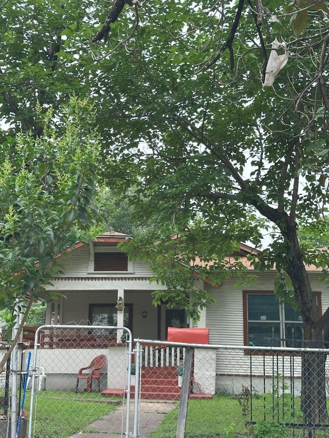 803 S Oak Cliff Blvd, Dallas, TX 75208 - view of front of property with a fenced front yard, a gate, and a porch