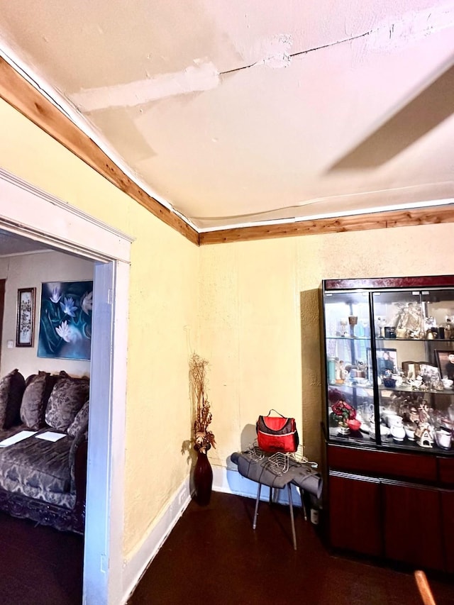 803 S Oak Cliff Blvd, Dallas, TX 75208 - corridor with baseboards