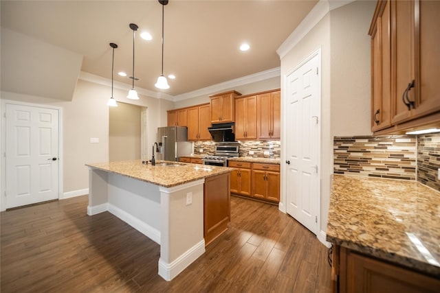 624 Ansley Way, Allen, TX 75013 - kitchen featuring premium appliances, crown molding, an island with sink, backsplash, and dark wood-style floors