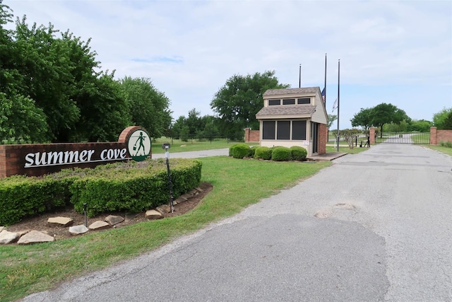 151 Summer Place Cir, Pottsboro, TX 75076 - view of road with a gate
