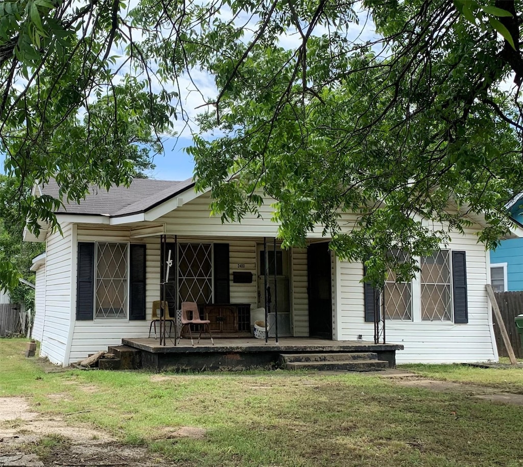 2400 Reuter Ave, Waco, TX 76708 - view of front facade featuring covered porch and a front yard