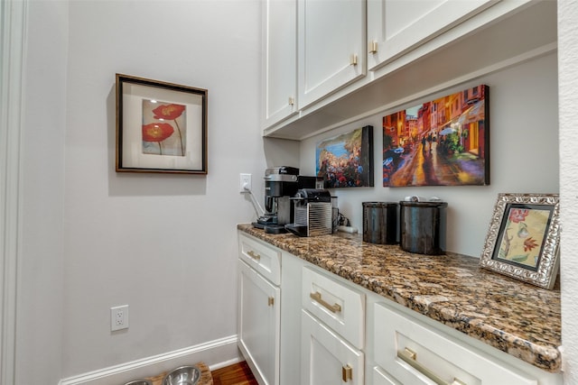 3303 Blackburn St Unit 402, Dallas, TX 75204 - bar area with baseboards