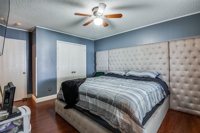 7419 Concordia Ln, Dallas, TX 75241 - bedroom featuring wood finished floors, a closet, a textured ceiling, baseboards, and a ceiling fan