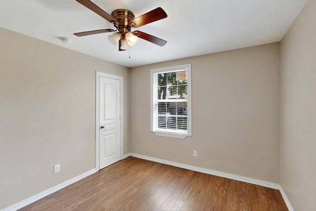 102 Mitscher Dr, Dallas, TX 75224 - empty room featuring light wood-style flooring, baseboards, ceiling fan, and a smoke detector