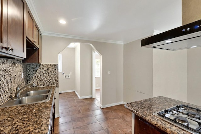 102 Mitscher Dr, Dallas, TX 75224 - kitchen with stainless steel gas cooktop, a sink, arched walkways, extractor fan, and backsplash