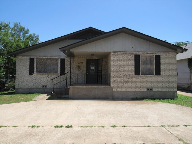 1221 Chestnut St, Waco, TX 76704 - view of front of property featuring crawl space and brick siding