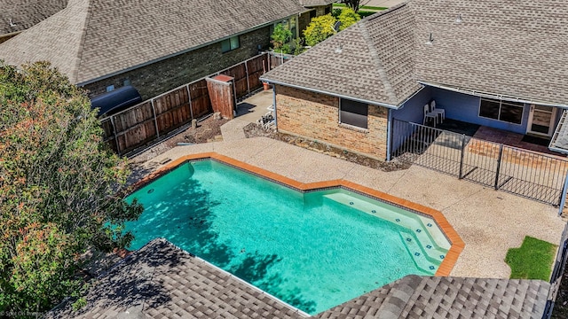 2810 Live Oak Dr, Rowlett, TX 75088 - view of swimming pool featuring a patio area and a fenced backyard