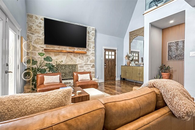 738 N Edgefield Ave, Dallas, TX 75208 - living room with wood finished floors, healthy amount of natural light, vaulted ceiling, and baseboards