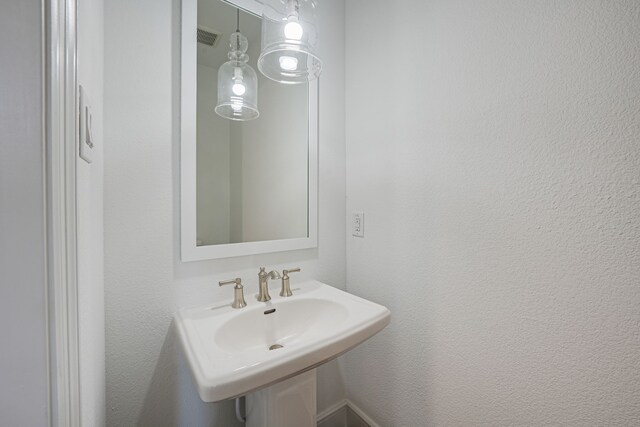 4005 Hollandwood Dr, Mckinney, TX 75071 - bathroom with a sink