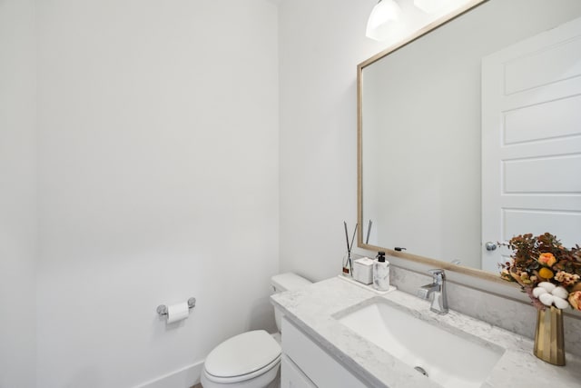 927 Leola Ln, Allen, TX 75013 - bathroom with toilet, vanity, and baseboards