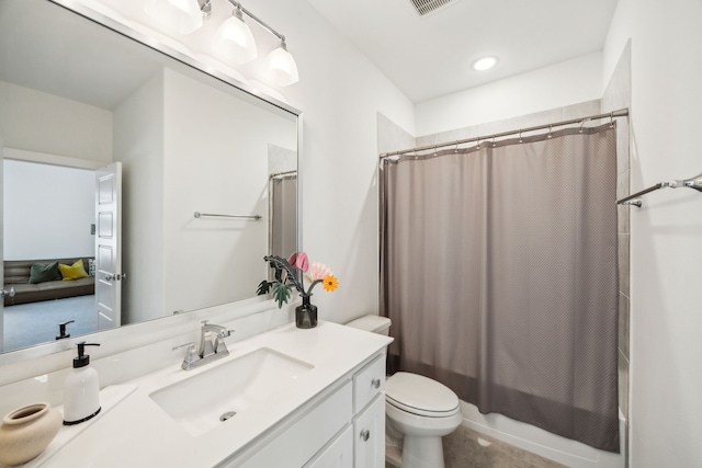 927 Leola Ln, Allen, TX 75013 - full bath featuring vanity, shower / bath combo with shower curtain, toilet, and recessed lighting