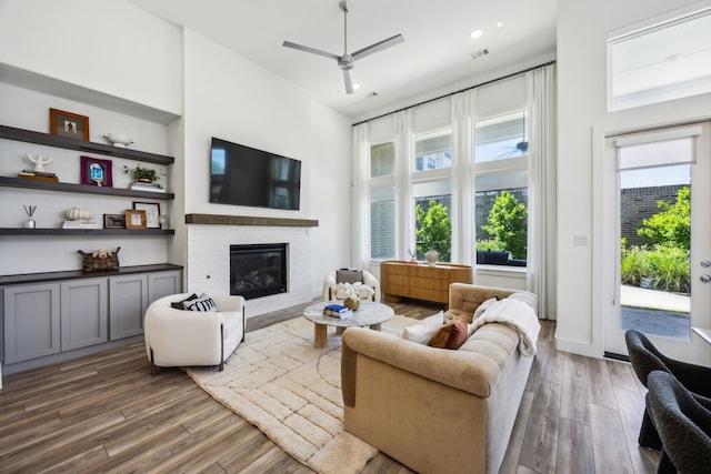 927 Leola Ln, Allen, TX 75013 - living area featuring ceiling fan, wood finished floors, a fireplace, and recessed lighting