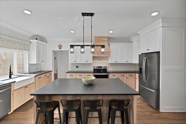 230 Silver Lakes Dr, Sunset, TX 76270 - kitchen with stainless steel appliances, dark countertops, a sink, a center island, and recessed lighting