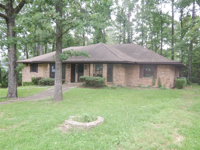 9217 Rhett Cir, Shreveport, LA 71118 - single story home featuring brick siding, a front yard, a shingled roof, and covered porch