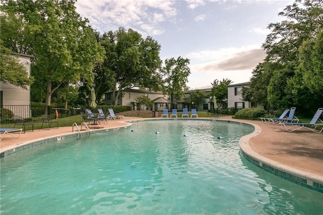 5010 Lahoma St, Dallas, TX 75235 - community pool with a patio area