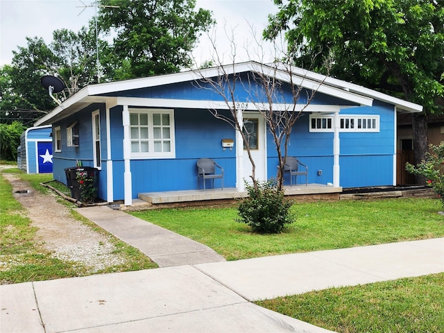 2908 Wilkinson Ave, Fort Worth, TX 76103 - view of front of home with a porch and a front lawn