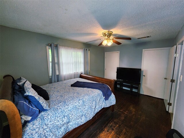 2908 Wilkinson Ave, Fort Worth, TX 76103 - bedroom featuring hardwood / wood-style flooring, ceiling fan, and a textured ceiling