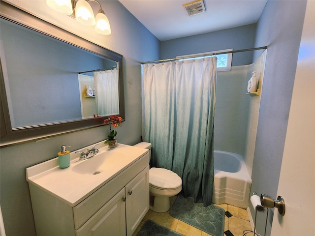 2908 Wilkinson Ave, Fort Worth, TX 76103 - full bath featuring toilet, tile patterned flooring, vanity, and shower / bath combo