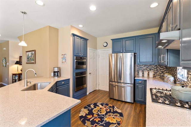 3625 Mackenzie Ln, Richardson, TX 75082 - kitchen featuring appliances with stainless steel finishes, a sink, under cabinet range hood, blue cabinetry, and a peninsula