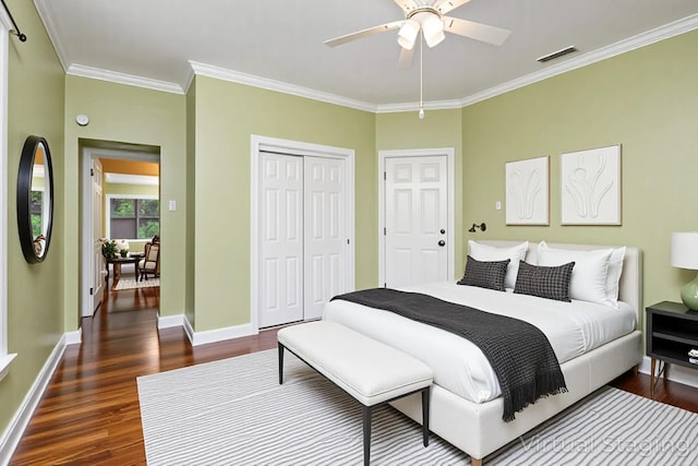 210 S Rosemont Ave, Dallas, TX 75208 - bedroom with wood finished floors, crown molding, baseboards, a closet, and a ceiling fan