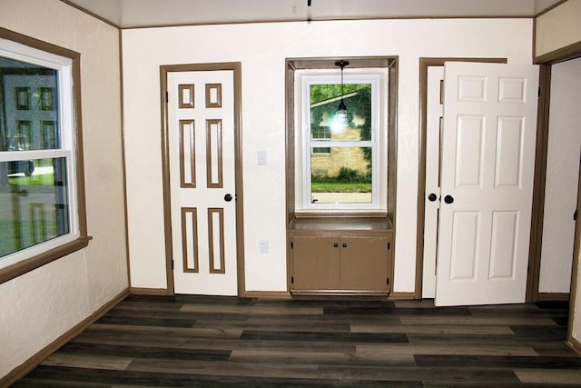 206 W Dewey St, Malakoff, TX 75148 - foyer featuring dark wood-style flooring and baseboards