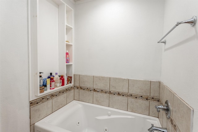 216 E Tennie St, Gainesville, TX 76240 - full bathroom featuring a whirlpool tub