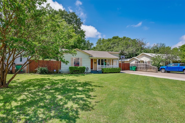 216 E Tennie St, Gainesville, TX 76240 - ranch-style house with covered porch and concrete driveway