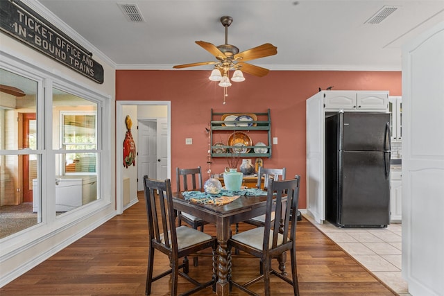 711 Aqua Vista Dr, Granbury, TX 76049 - dining area featuring a ceiling fan, ornamental molding, light wood-type flooring, and baseboards
