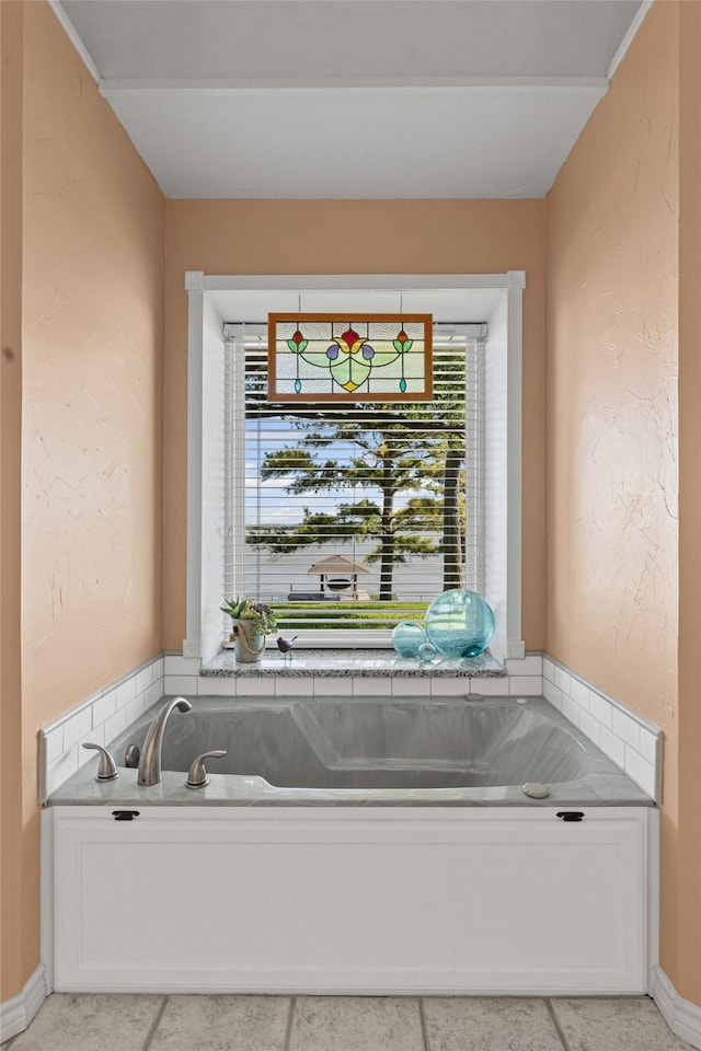 711 Aqua Vista Dr, Granbury, TX 76049 - bathroom with a bath