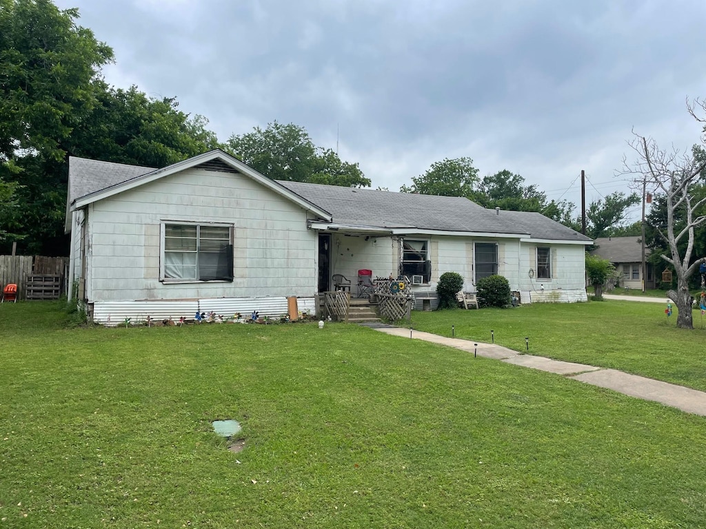 310 W Angeline St, Groesbeck, TX 76642 - view of front of house with roof with shingles