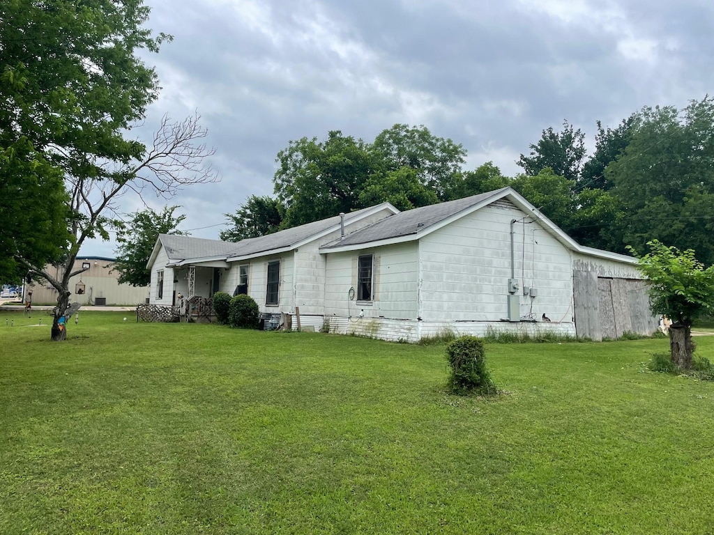 310 W Angeline St, Groesbeck, TX 76642 - view of property exterior with a yard
