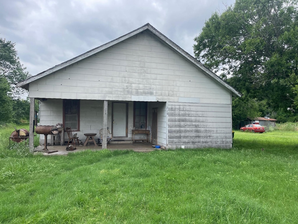 210 E Colorado, Groesbeck, TX 76642 - rear view of property featuring a lawn and a porch