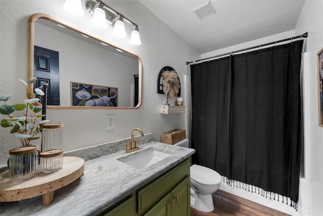 112 Topaz Cir, Hewitt, TX 76643 - bathroom featuring wood finished floors, curtained shower, toilet, vanity, and a textured ceiling