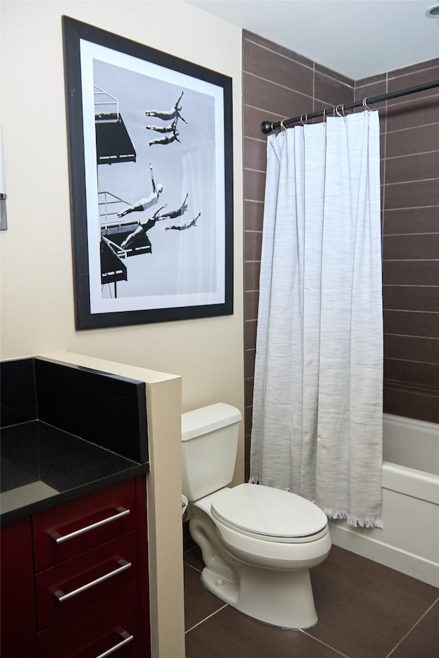 2600 W 7th St Unit 1713, Fort Worth, TX 76107 - full bath featuring tile patterned flooring, toilet, and shower / tub combo with curtain