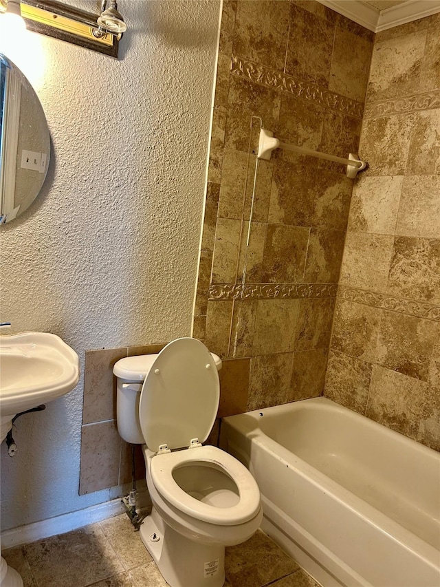 1202 Pin Oak Pl, Shreveport, LA 71107 - bathroom featuring toilet, baseboards, bathtub / shower combination, and a textured wall