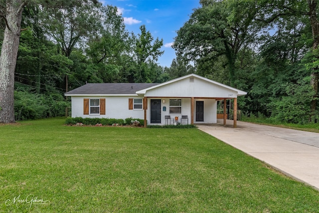 2147 Pine Hill Rd, Shreveport, LA 71107 - view of front facade featuring concrete driveway, a front yard, and a carport