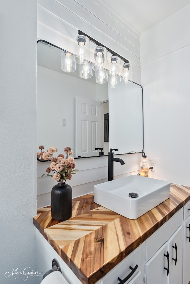 2147 Pine Hill Rd, Shreveport, LA 71107 - bathroom with vanity