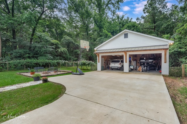 2147 Pine Hill Rd, Shreveport, LA 71107 - detached garage with view of wooded area